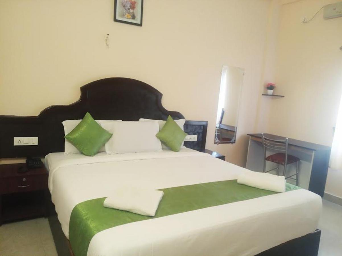 Ebenezer Plaza Hotel Недумбасери Екстериор снимка
