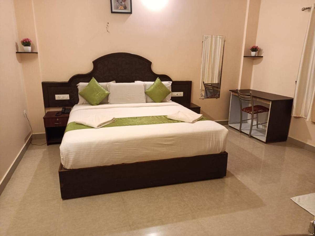 Ebenezer Plaza Hotel Недумбасери Екстериор снимка