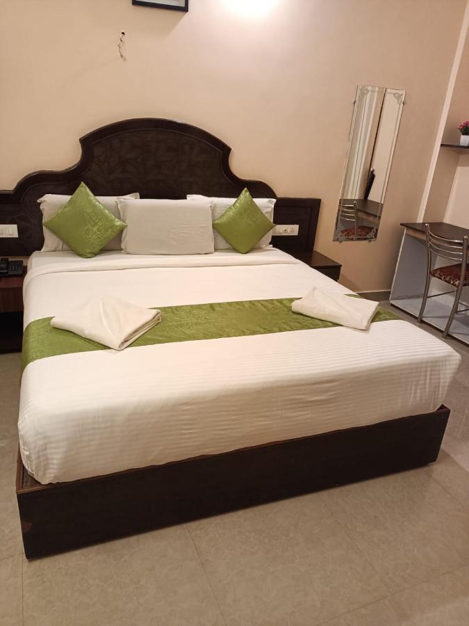Ebenezer Plaza Hotel Недумбасери Екстериор снимка