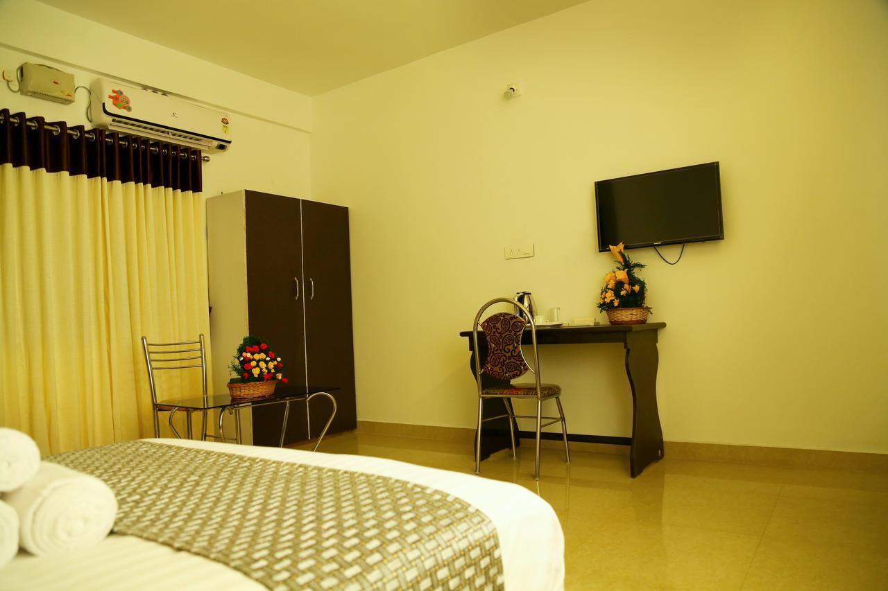 Ebenezer Plaza Hotel Недумбасери Екстериор снимка