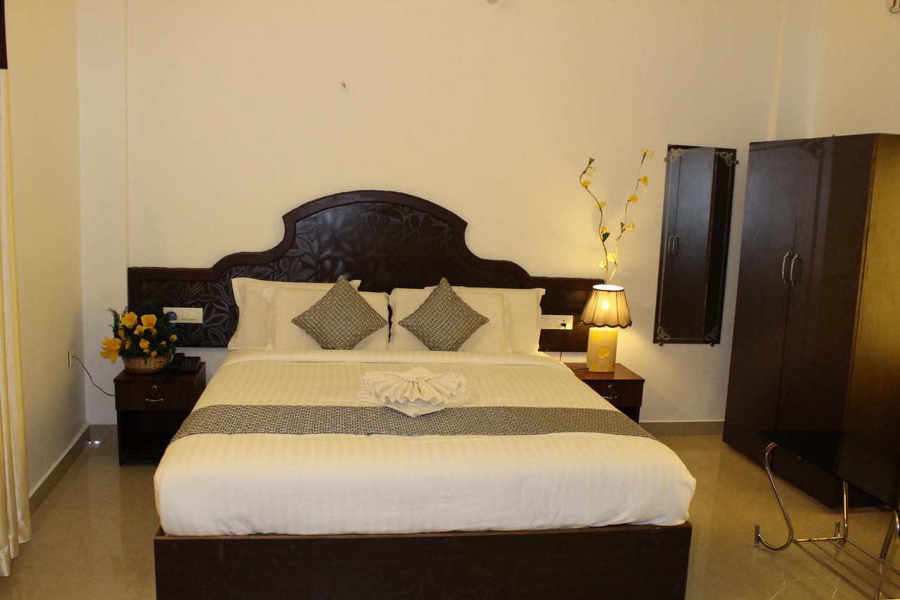 Ebenezer Plaza Hotel Недумбасери Екстериор снимка