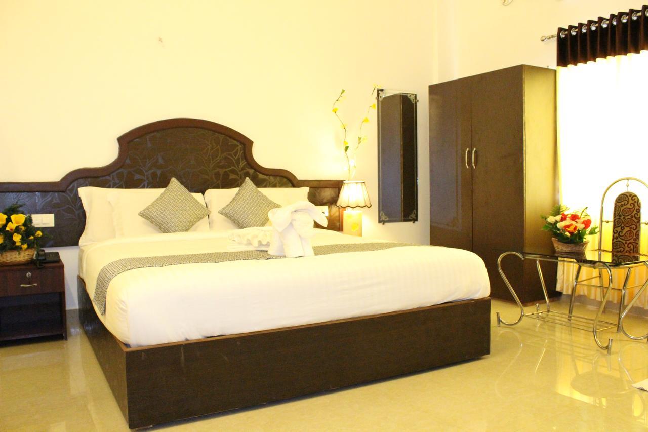 Ebenezer Plaza Hotel Недумбасери Екстериор снимка