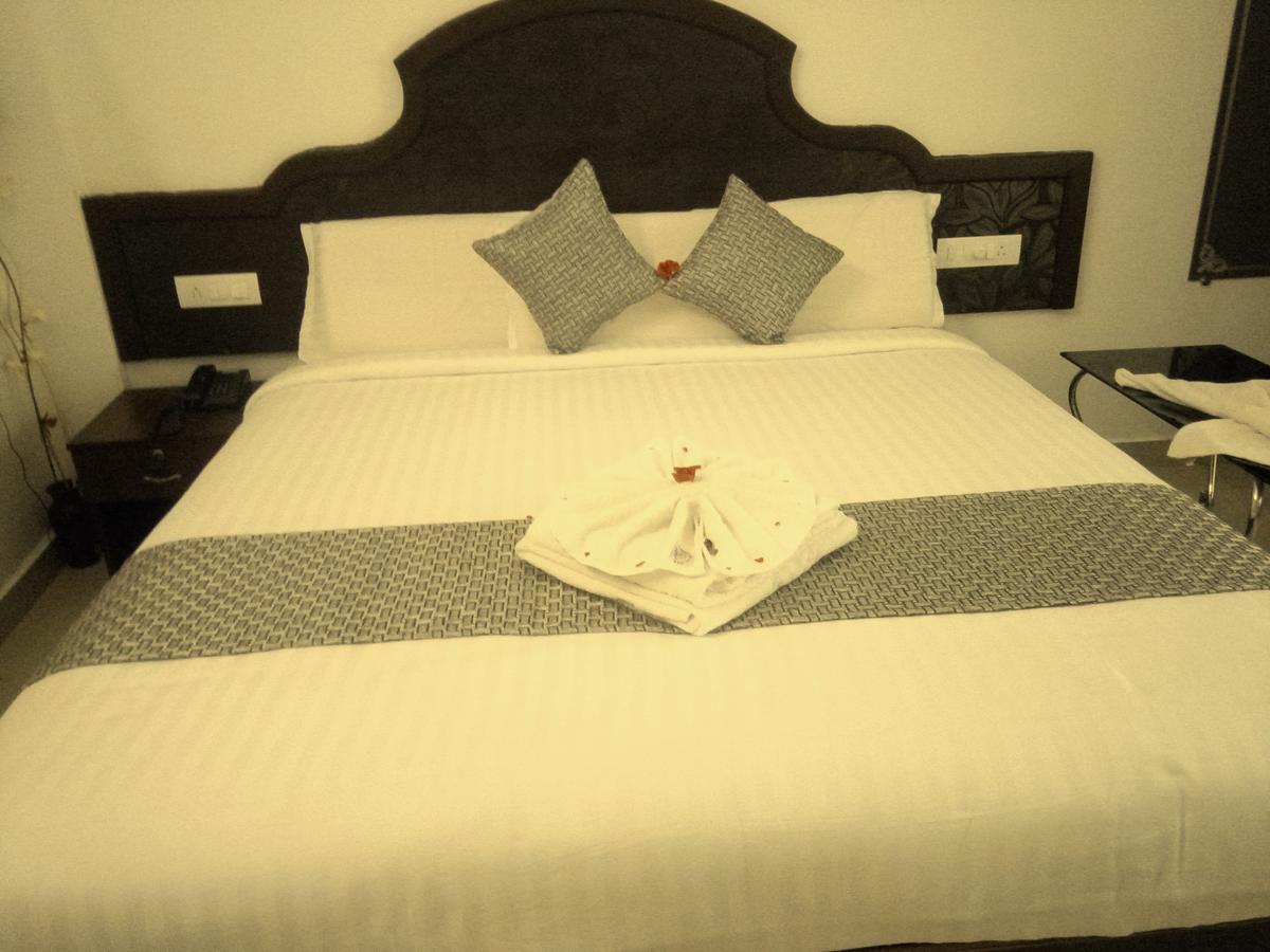 Ebenezer Plaza Hotel Недумбасери Екстериор снимка