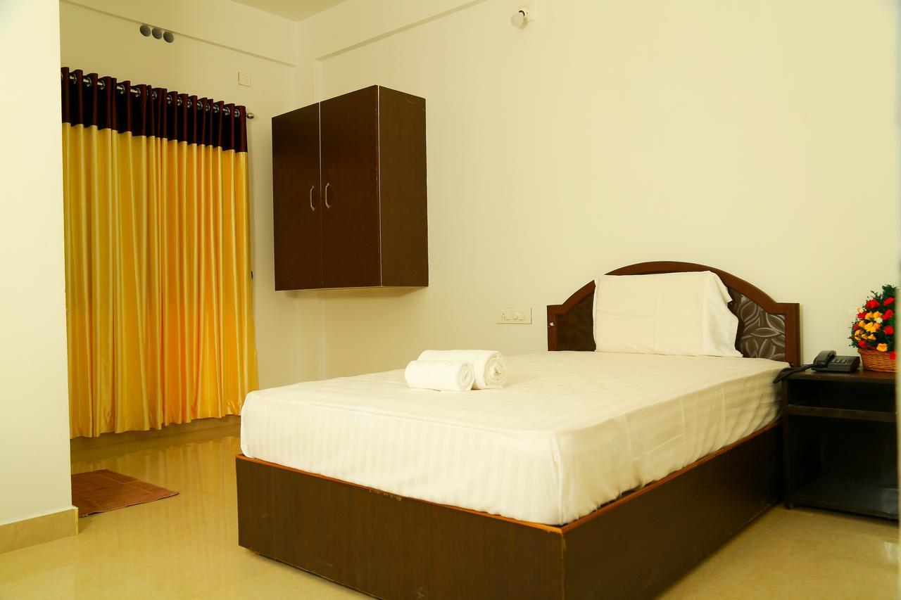 Ebenezer Plaza Hotel Недумбасери Екстериор снимка