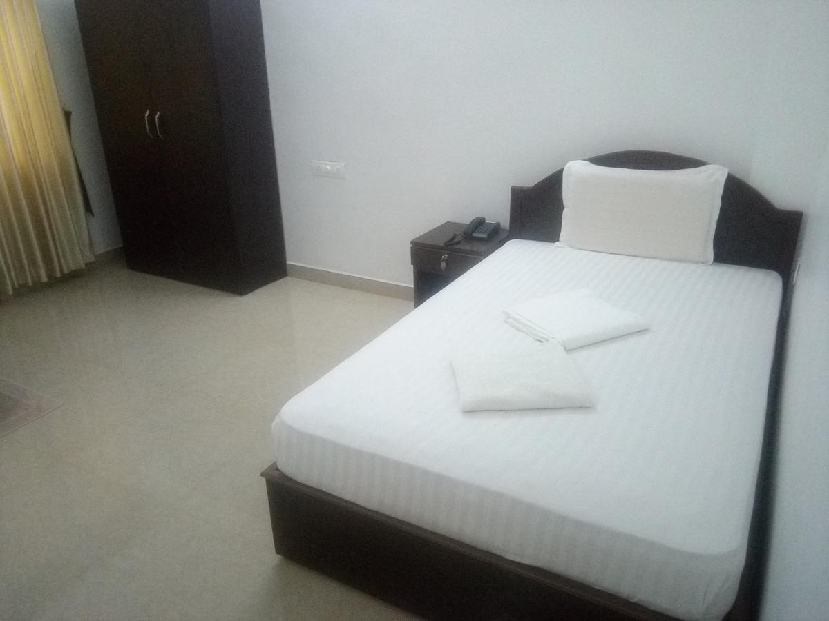 Ebenezer Plaza Hotel Недумбасери Екстериор снимка