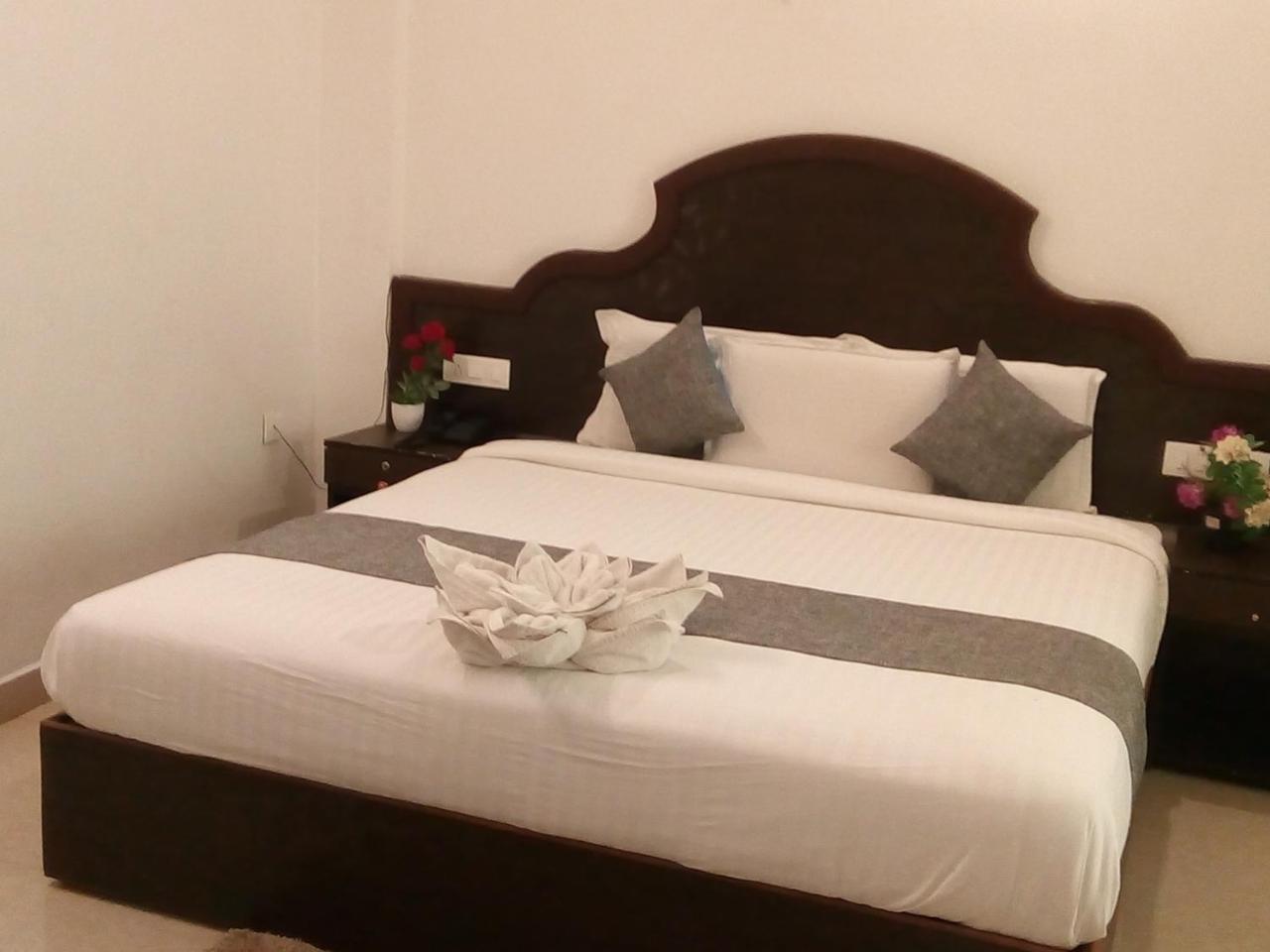 Ebenezer Plaza Hotel Недумбасери Екстериор снимка