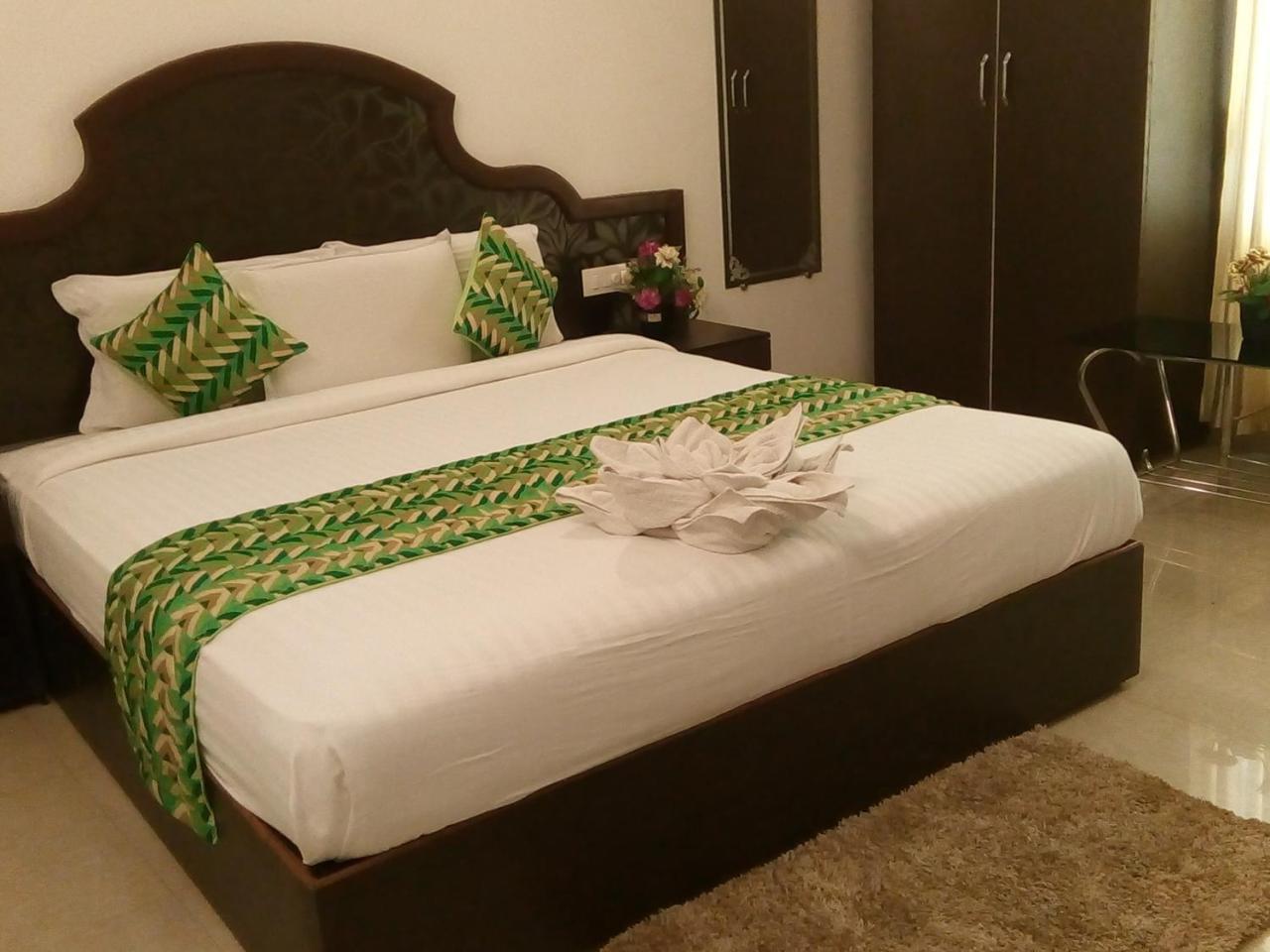 Ebenezer Plaza Hotel Недумбасери Екстериор снимка