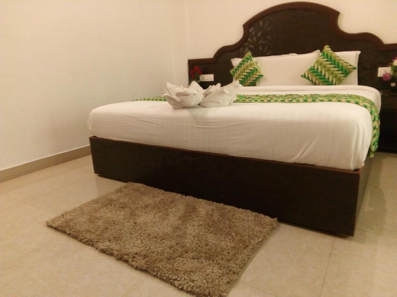 Ebenezer Plaza Hotel Недумбасери Екстериор снимка
