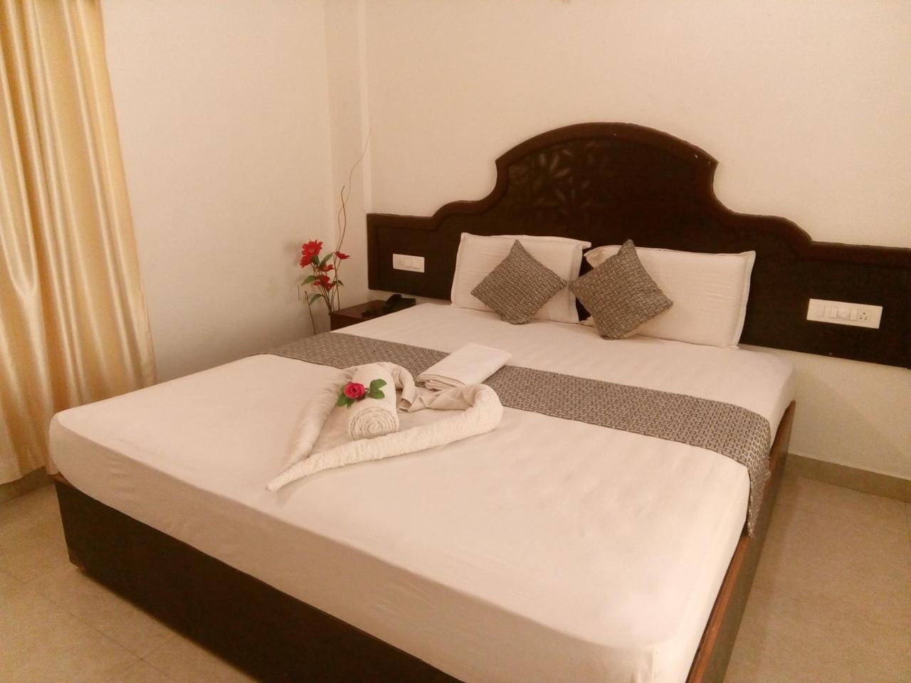 Ebenezer Plaza Hotel Недумбасери Екстериор снимка