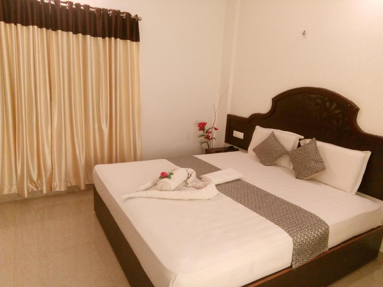 Ebenezer Plaza Hotel Недумбасери Екстериор снимка